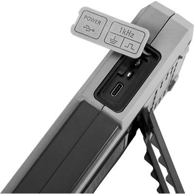 Elektronikus eszköz USB-csatlakozókkal, tápcsatlakozóval és 1 kHz-es kapcsolóval. Oldalsó támasz a stabilitás biztosítására.