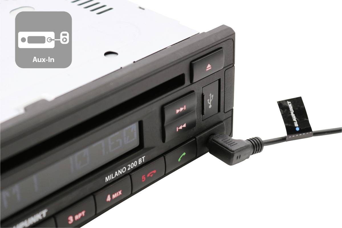 Egy autórádió kijelzővel és kezelőgombokkal. Egy kábel van bedugva az USB-csatlakozóba. Egy ikon mutatja az 'Aux-In' feliratot.