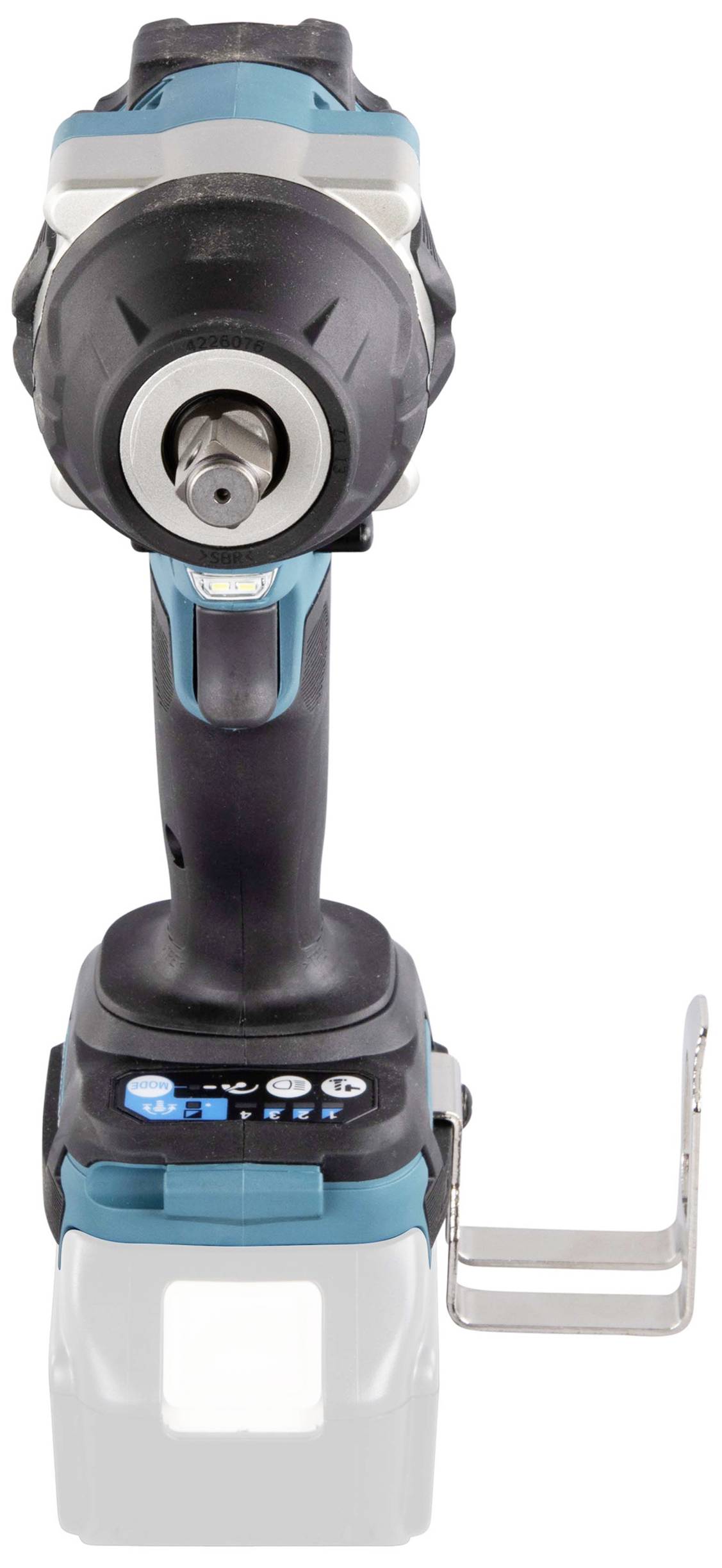 Egy vezeték nélküli elektromosütvecsavarozó ergonomikus markolattal, kék akcentszínnel, robusztus házzal és levehető tartóval.