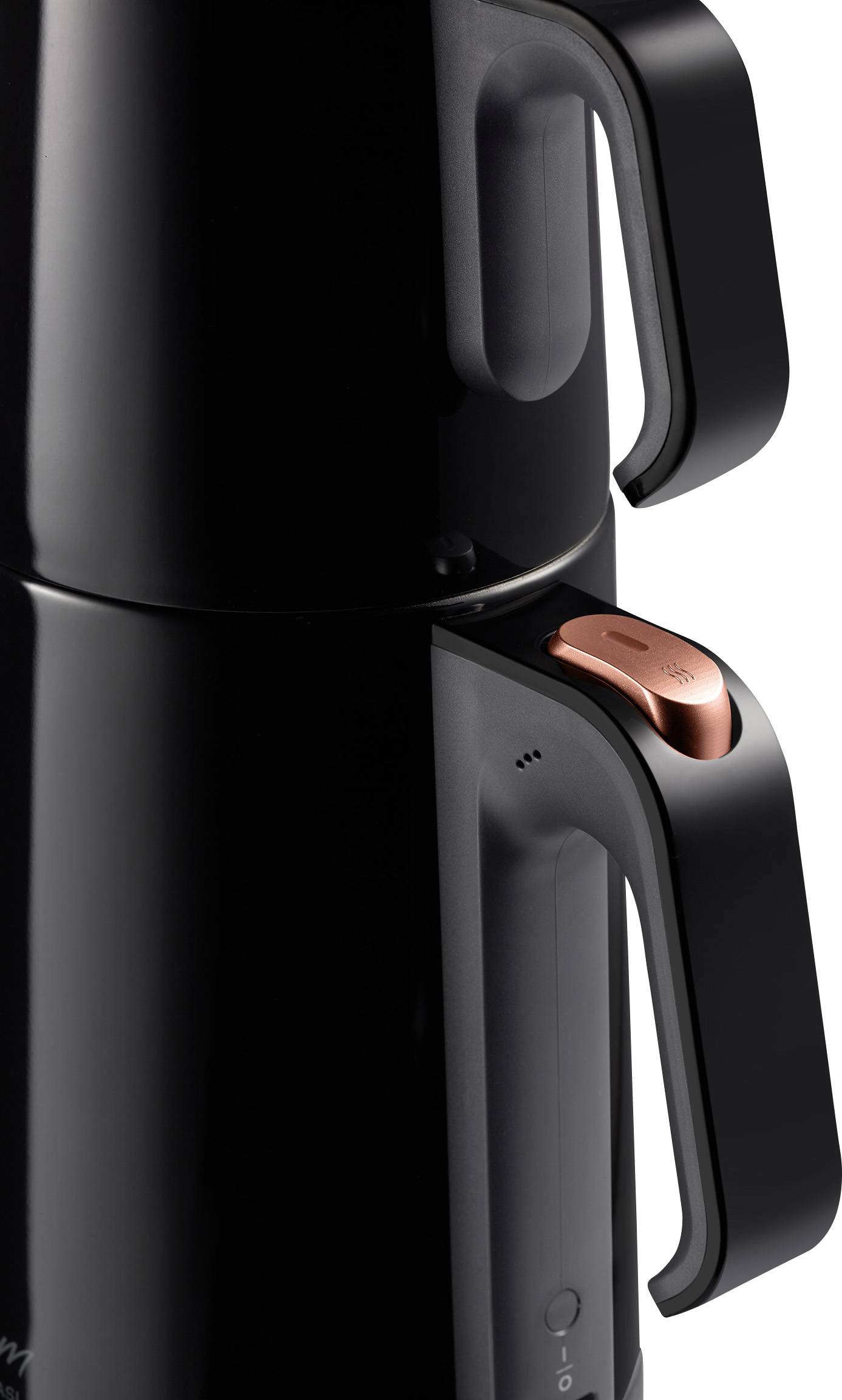 Fekete vízforraló ergonomikus fogóval és piros gombbal a tetején, modern formatervezéssel, egyszerű kezelhetőséghez és stílusos konyhához.