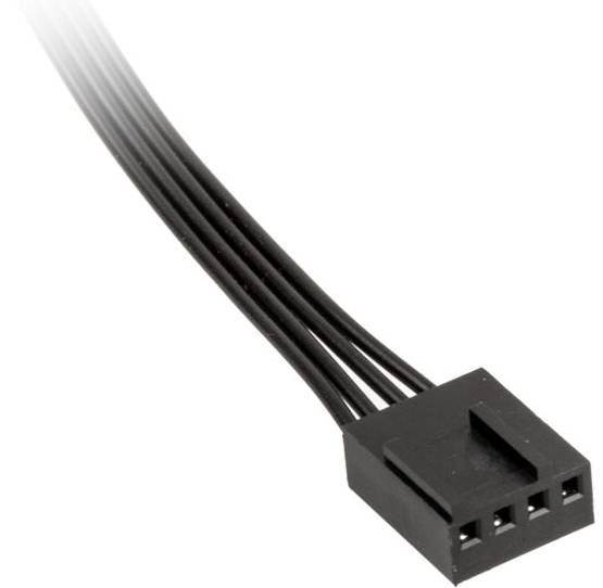 Négyhuzalos fekete kábeldugó, elektronikai eszközökhöz történő csatlakoztatásra alkalmas, csatlakozási végének nézete.