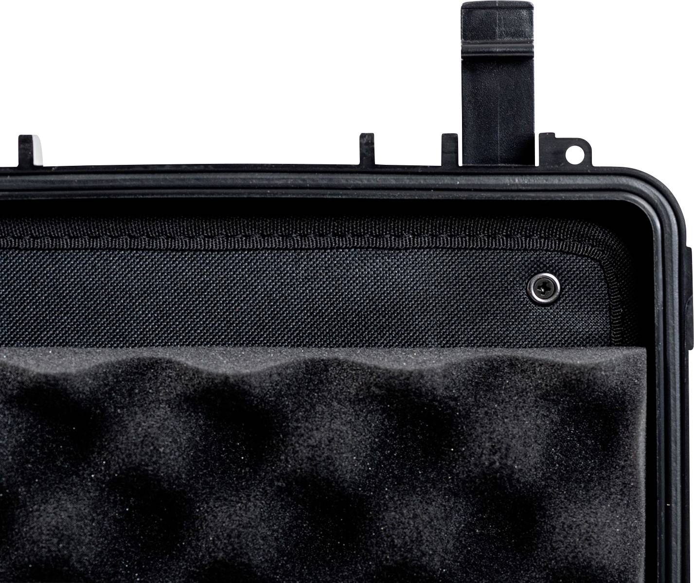 Egy fekete habszivacs koffer, részben kinyitva. Belül párnázott védőanyagok láthatók. Biztonságos szállításra alkalmas.