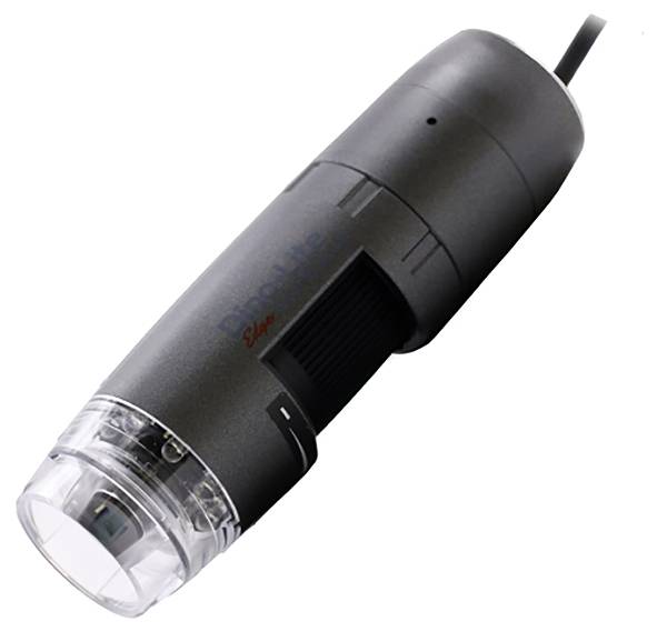 Egy digitális mikroszkóp karcsú, kompakt kialakítással, elöl egy éles lencsével, amelyet tárgyak részletes vizsgálatához használnak nagyítás céljából.