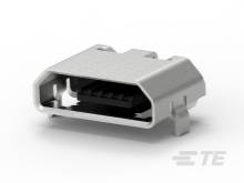 Egy ezüstös USB-csatlakozó egy eszközhöz történő csatlakoztatáshoz. Téglalap alakú, öt belső fémcsatlakozóval rendelkezik.