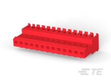 Egy piros Lego-elem két sorral a csatlakozópontokból, fehér felületen fekszik.