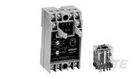 Elektronikus relé egy mechanikus relé mellett. Az elektronikus relé nagyobb és elektromos kapcsolási funkciókat ír le.