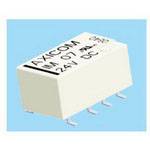 Fehér, téglalap alakú elektronikai alkatrész AXICOM logóval és az 'IM 07 24V DC' felirattal, hat fém csatlakozóval az alsó részén.