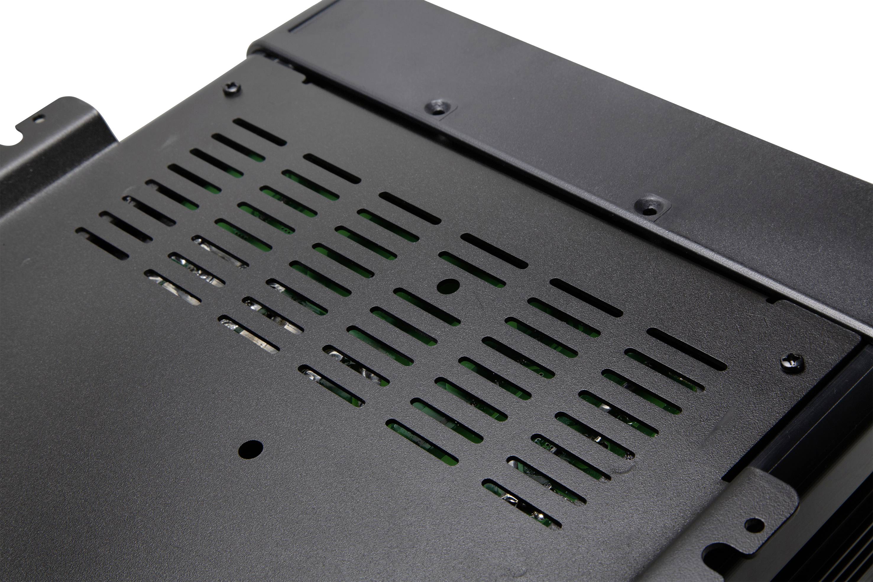 Egy fekete fémes eszköz több szellőzőnyílással, valószínűleg egy elektronikai doboz vagy fedél egy része.