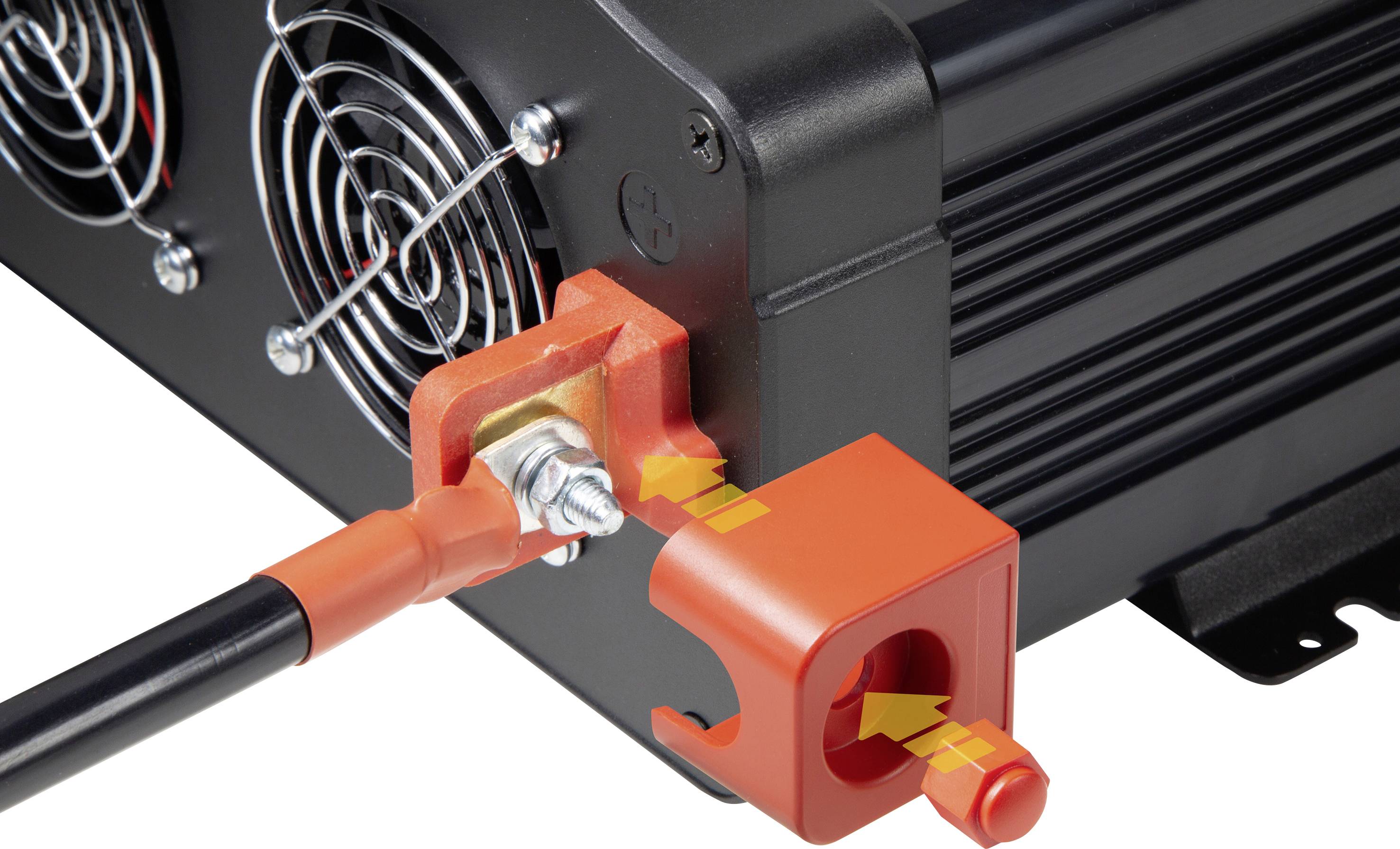 Egy piros műanyag kupak kerül egy fekete elektronikai eszközre, kábelek csatlakoztatva; áramellátás, biztosítási mechanizmus.