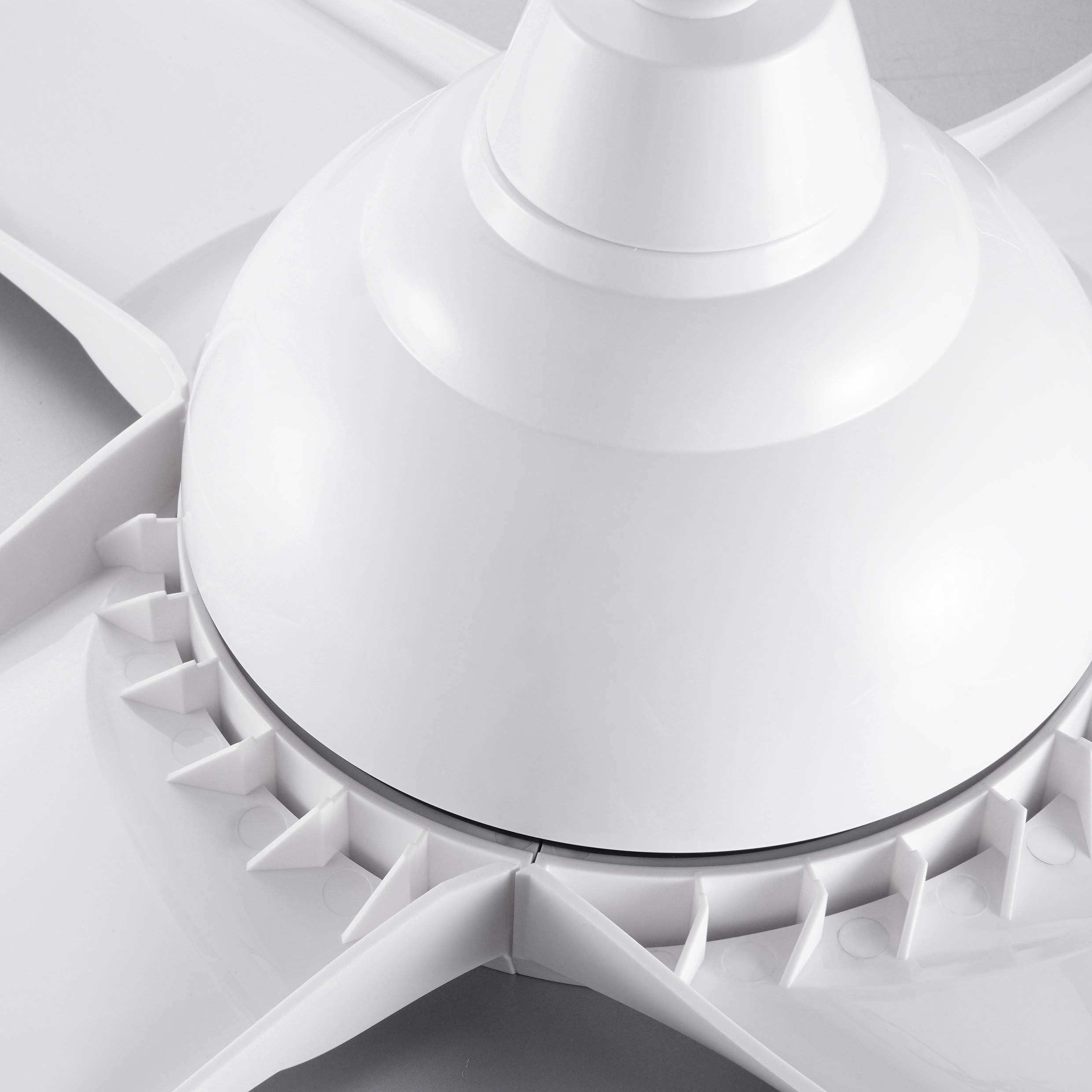 Egy fehér ventilátor-rotor közeli felvétele, amely bemutatja a szimmetrikusan elrendezett lapátokat és a központi tengelyt.