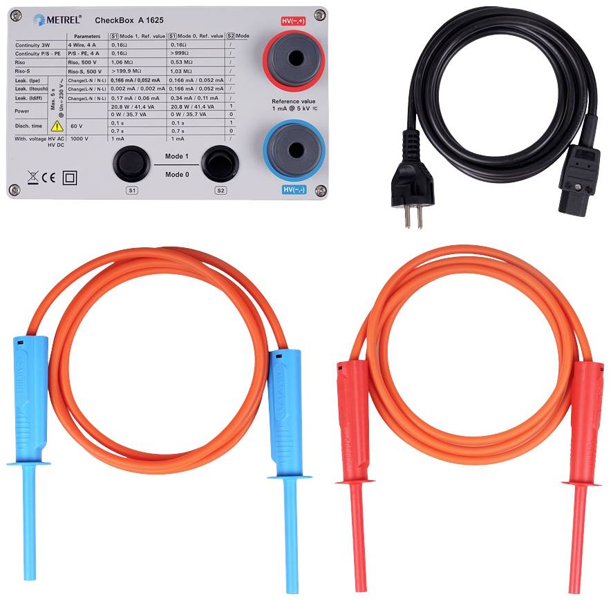 Egy mérőkészülék feliratozó címkével és két színes kábellel. Mellette egy hálózati kábel. Elsősorban elektromos teszteléshez használatos.