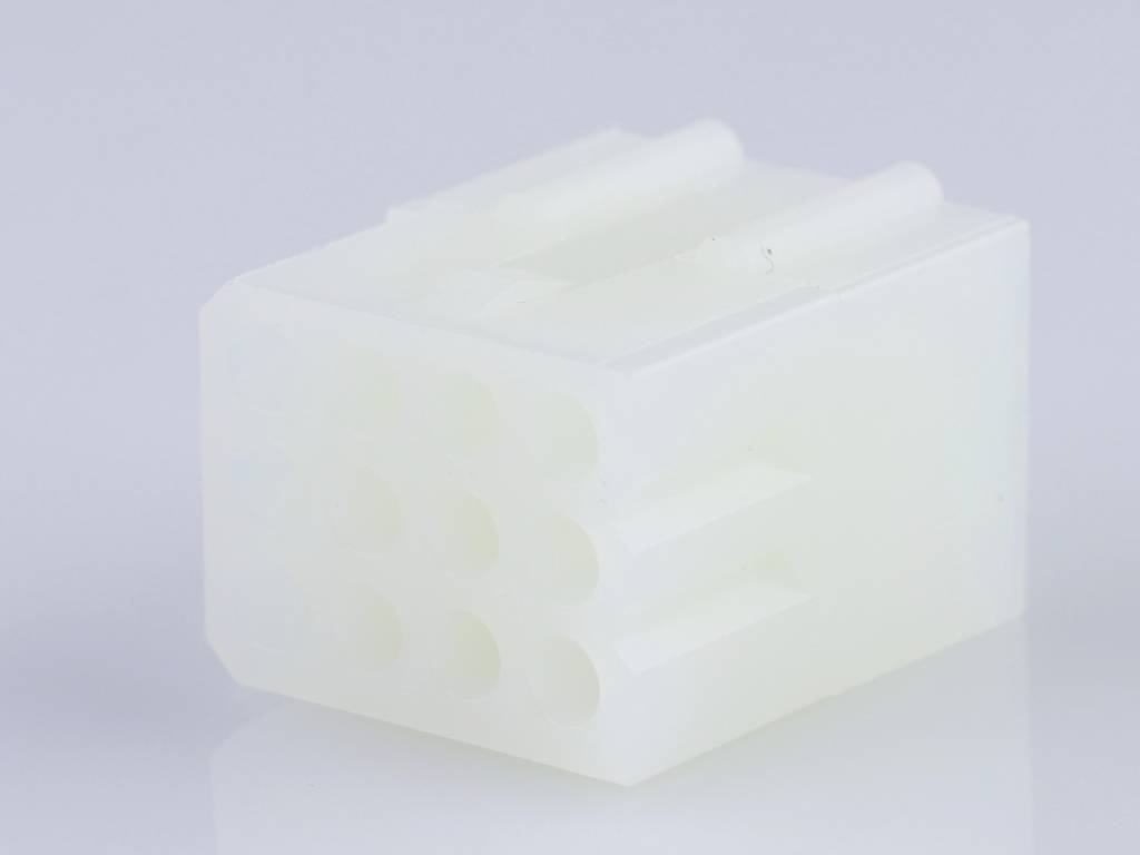 Egy fehér műanyag csatlakozó több kerek nyílással, elektromos kábelek csatlakoztatására alkalmas, semleges háttér előtt.
