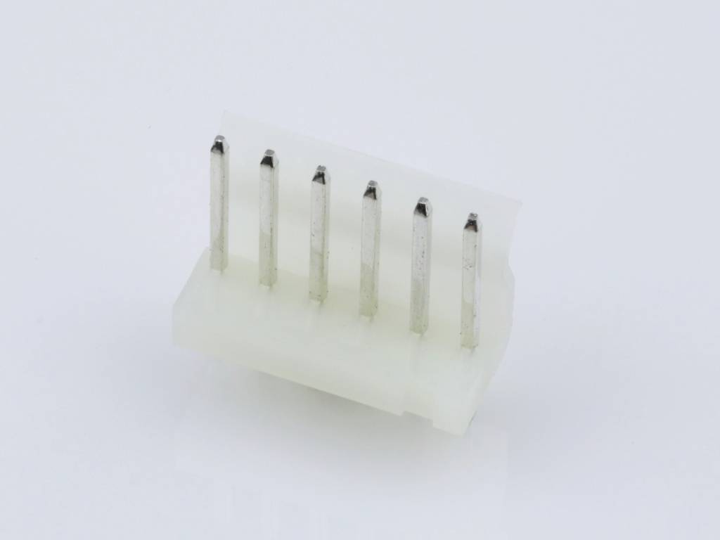 Fehér műanyag csatlakozó hat fémcsappal, fehér háttér előtt. Elektronikai eszközökhöz alkalmas.