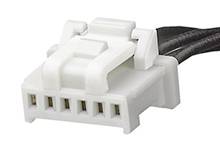 Egy fehér elektronikai csatlakozó több érintkezővel, amely egy fekete kábellel van összekötve, semleges háttér előtt.