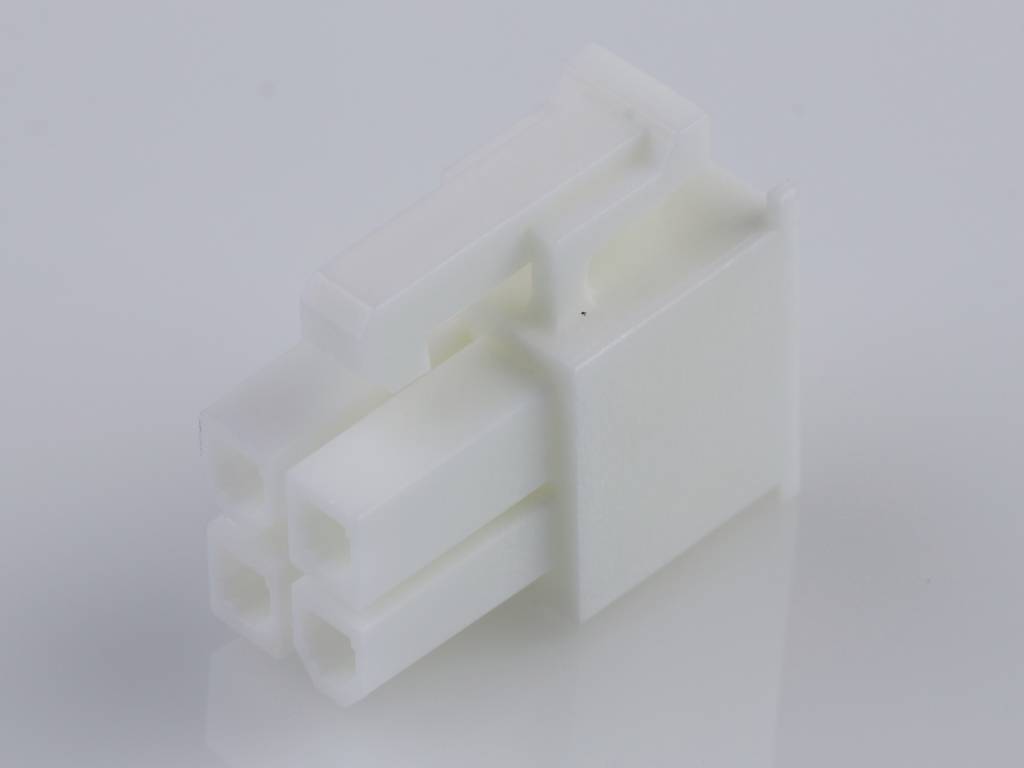 Fehér műanyag csatlakozó négy téglalap alakú érintkezővel szürke háttér előtt.