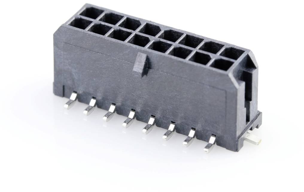Egy fekete csatlakozó több érintkezővel elektromos kapcsolódáshoz, fehér háttéren elhelyezve.