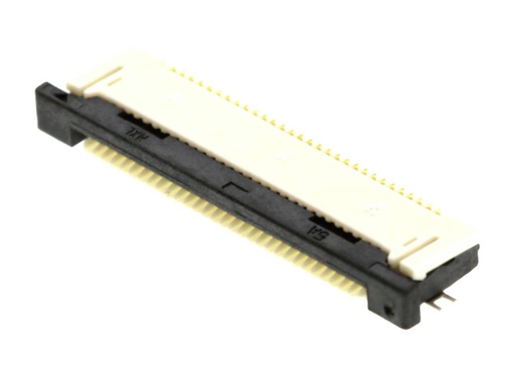 Egy fehér és fekete elektronikai csatlakozó több aranyozott érintkezővel, fehér háttér előtt.