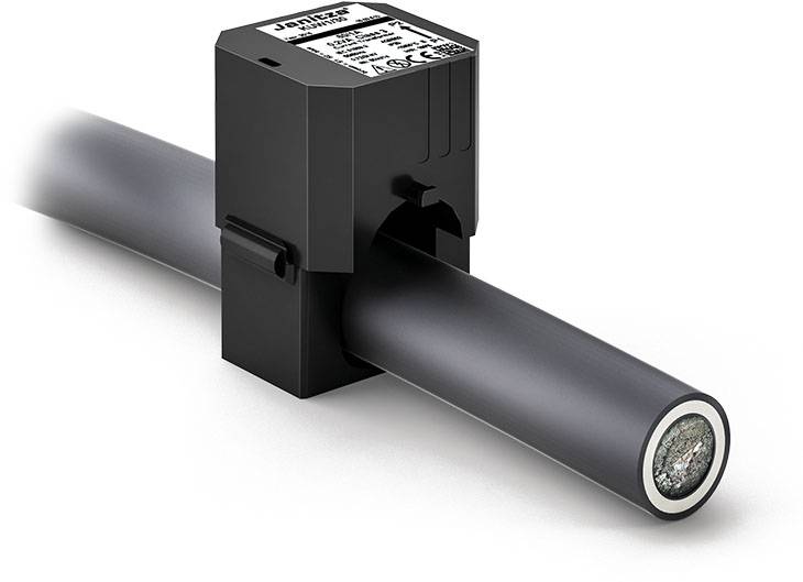 Egy érzékelő, amely folyadékot mér egy csőben. Az érzékelő műszaki specifikációkat jelenít meg a felső oldalán.