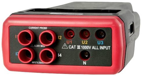 Elektromos csatlakozó öt foglalattal, amelyek feliratai I1, I2, U1, U2, U3 és I4. Megjegyzés: 'Cat III 1000V Minden bemenet'.