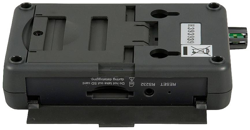 Egy fekete elektronikus eszköz visszapillantó képe, amelyen látható a visszaállító gomb és az elemtartó rekesz.