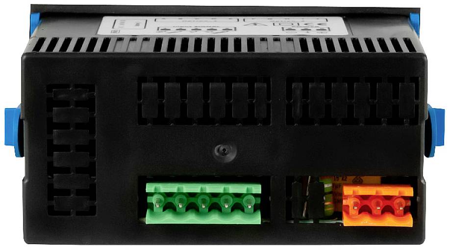 Egy téglalap alakú elektronikai eszköz elölnézete szellőzőnyílásokkal és különböző színű csatlakozókkal az alsó részén.