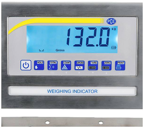 Egy digitális kijelző '132,0 kg' értéket mutat, amelyen olyan gombok találhatók, mint a 'TÁRA' és a 'NYOMTATÁS'. Felirat: 'MÉRÉSI KIJELZŐ'.