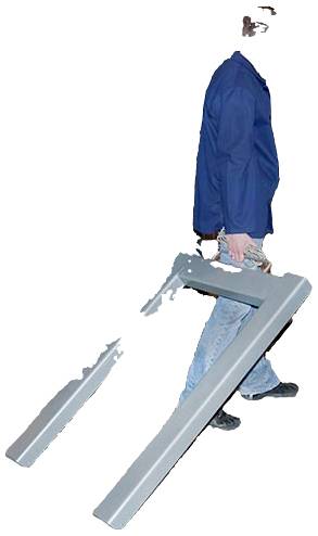 A személy egy A alakú asztallábat cipel.