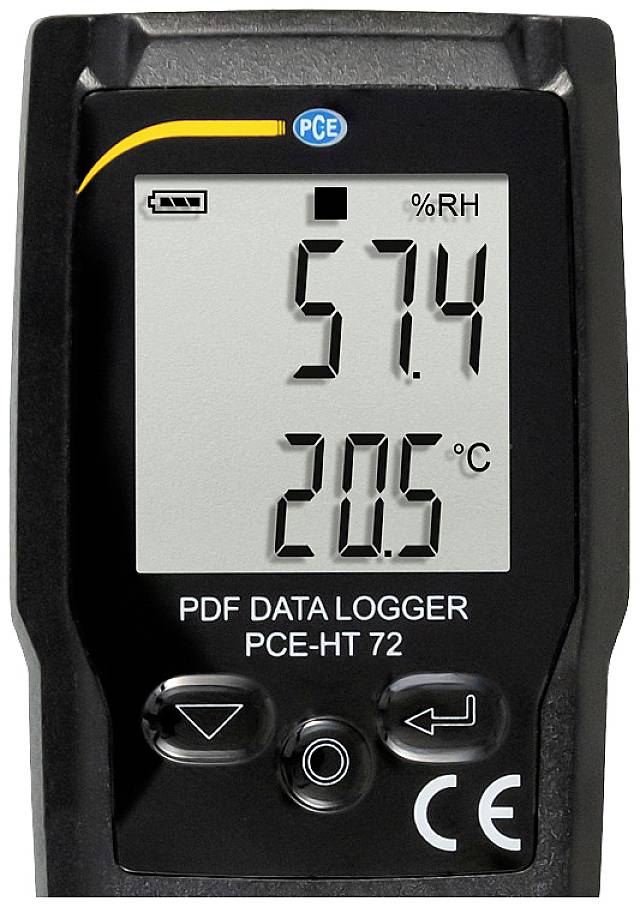 Egy digitális mérőeszköz 57,4 %RH páratartalmat és 20,5 °C hőmérsékletet mutat.