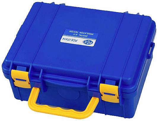Egy kék bőrönd narancs fogantyúval és zárral. A tetején 'PELI 1200 PROTECTOR CASE MADE IN USA' feliratú matrica.