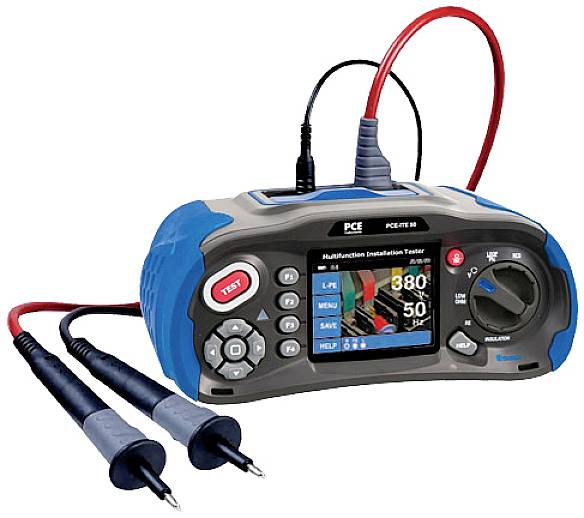 Multiméter kijelzője feszültséget mutat 380V-on, frekvencia 50Hz. Piros és fekete mérővezetékek csatlakoztatva.