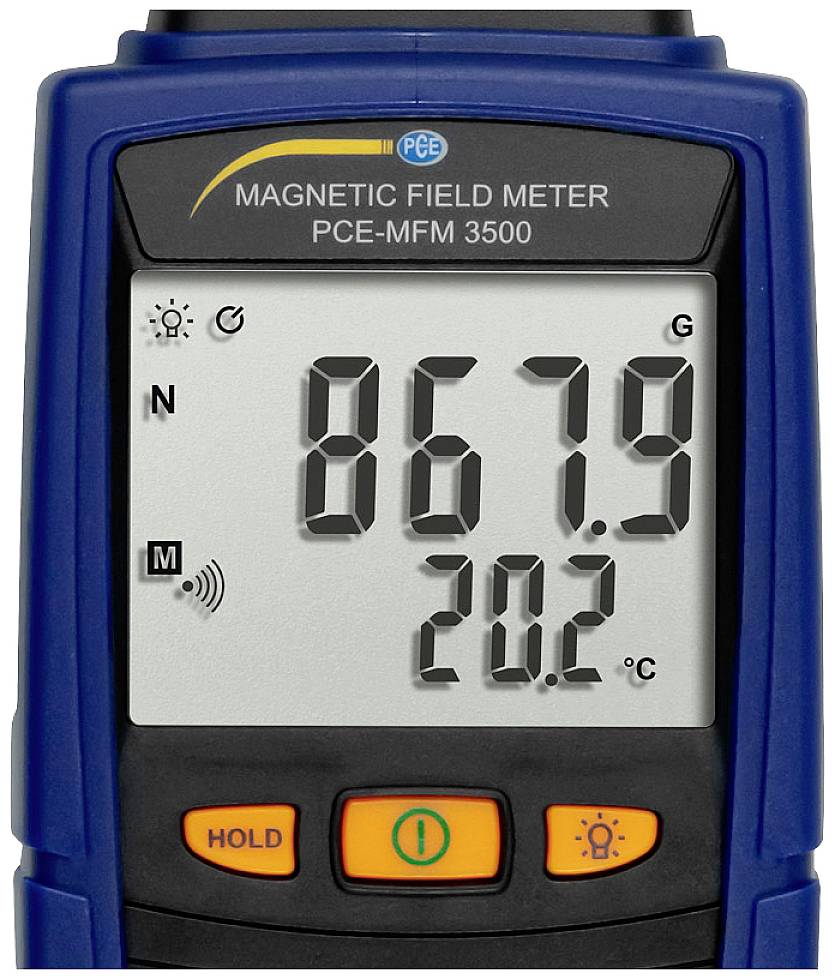 A PCE-MFM 3500 mágnesmező-mérő készülék LCD kijelzőjén 867,9 és 20,2°C érték látható. Az északi irány és az üzemmódok szimbólumai is megjelennek.