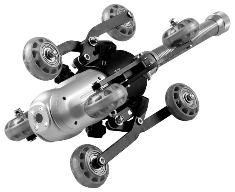 Kerekekkel rendelkező robot vagy eszköz alvázának alsó nézete több kerekkel és kitett mechanikus alkatrészekkel fehér háttéren.