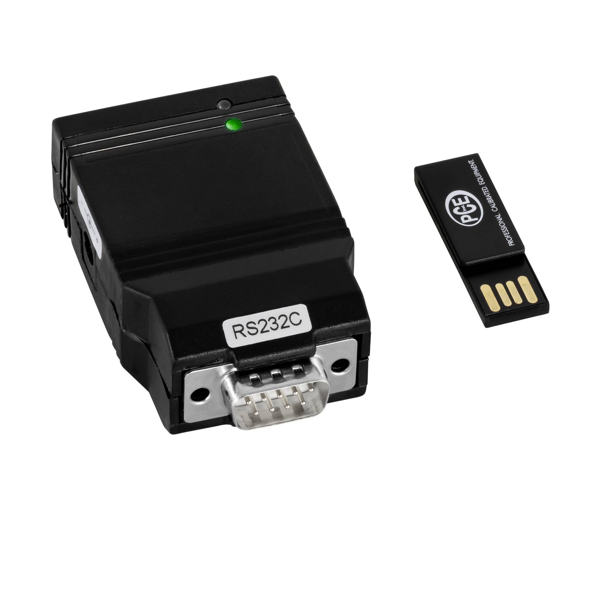 Fekete RS232C soros adapter DB9 csatlakozóval egy kis PCE USB adapter mellett fehér háttéren.
