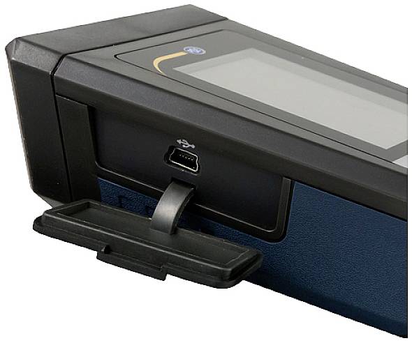 Egy elektronikus eszköz egy nyitott USB-csatlakozóval az oldalán. Alkalmas adatkapcsolatok létesítésére vagy töltésre.