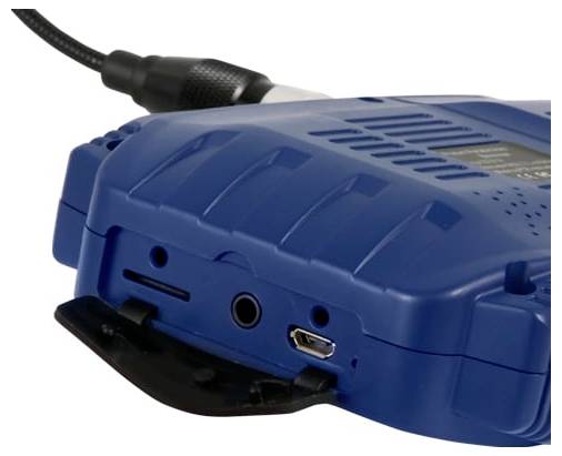 Egy kék kézi elektronikus eszköz közeli képe fekete kábellel és portokkal, oldalnézetből, fehér háttéren megjelenítve.