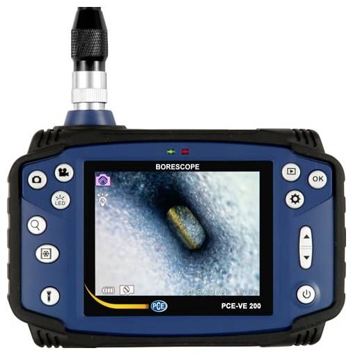 Kézi endoszkóp ellenőrzési kamera beépített kijelzővel, amely egy cső vagy üreg közelről mutatott belső nézetét jeleníti meg, amely „BORESCOPE" és „PCE-VE 200" címkékkel van jelölve.