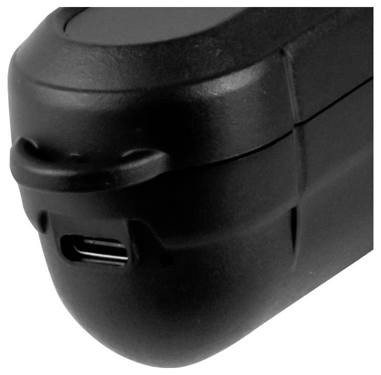 Egy fekete eszköztalp vagy fogantyú közeli képe, látható USB töltőporttal fehér háttéren.