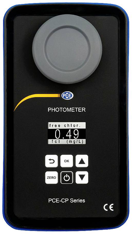 A kép egy PCE-CP sorozatú fotométert mutat digitális kijelzővel, amely '0,49 mg/l szabad klórt' jelez.