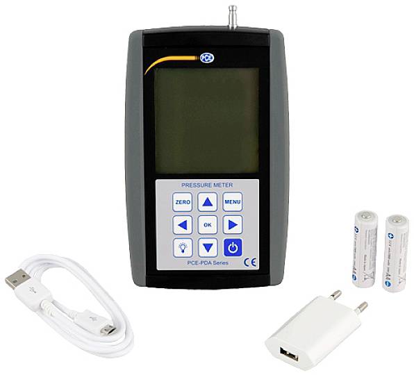 Digitális nyomásmérő műszer kijelzővel, USB-kábellel, adapterrel és két darab elemmel.