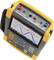Hordozható oszcilloszkóp egy kijelzővel, amely két kék és piros hullámformájú diagramot mutat. Számok és skálák is láthatók.
