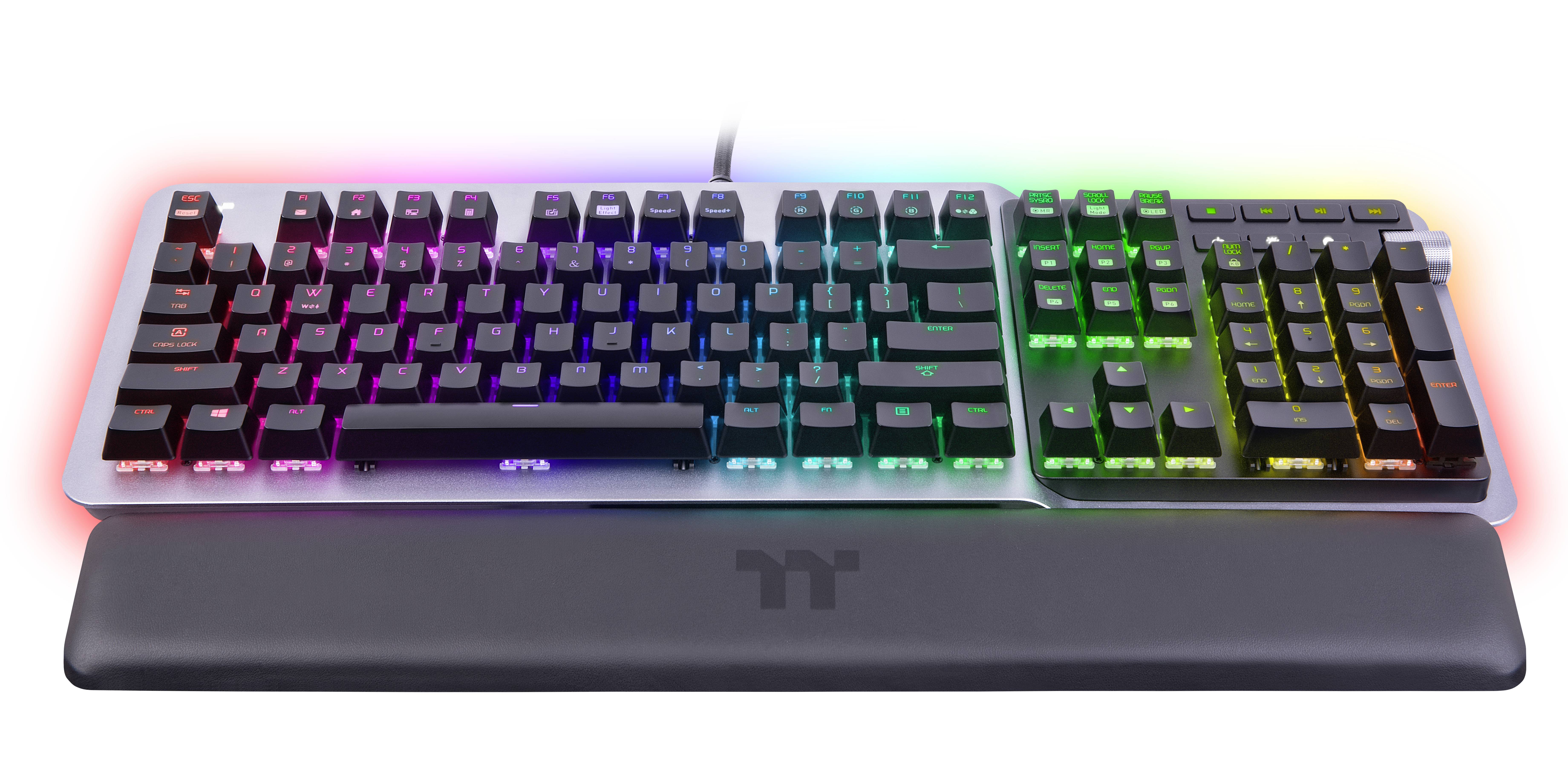 Mechanikus gaming billentyűzet RGB-háttérvilágítással és csuklótámasszal. A billentyűk szivárvány színekben világítanak.