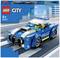 Egy LEGO City rendőrautó szett 5 éves kor feletti gyerekeknek. Egy kék-fehér rendőrautó egy rendőr figurával egy úton.