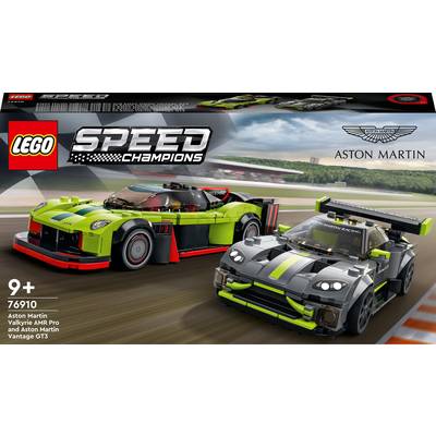 Két LEGO versenyautó modell egy versenypályán, az előtérben egy zöld és fekete dizájn, bal felül a LEGO logó.