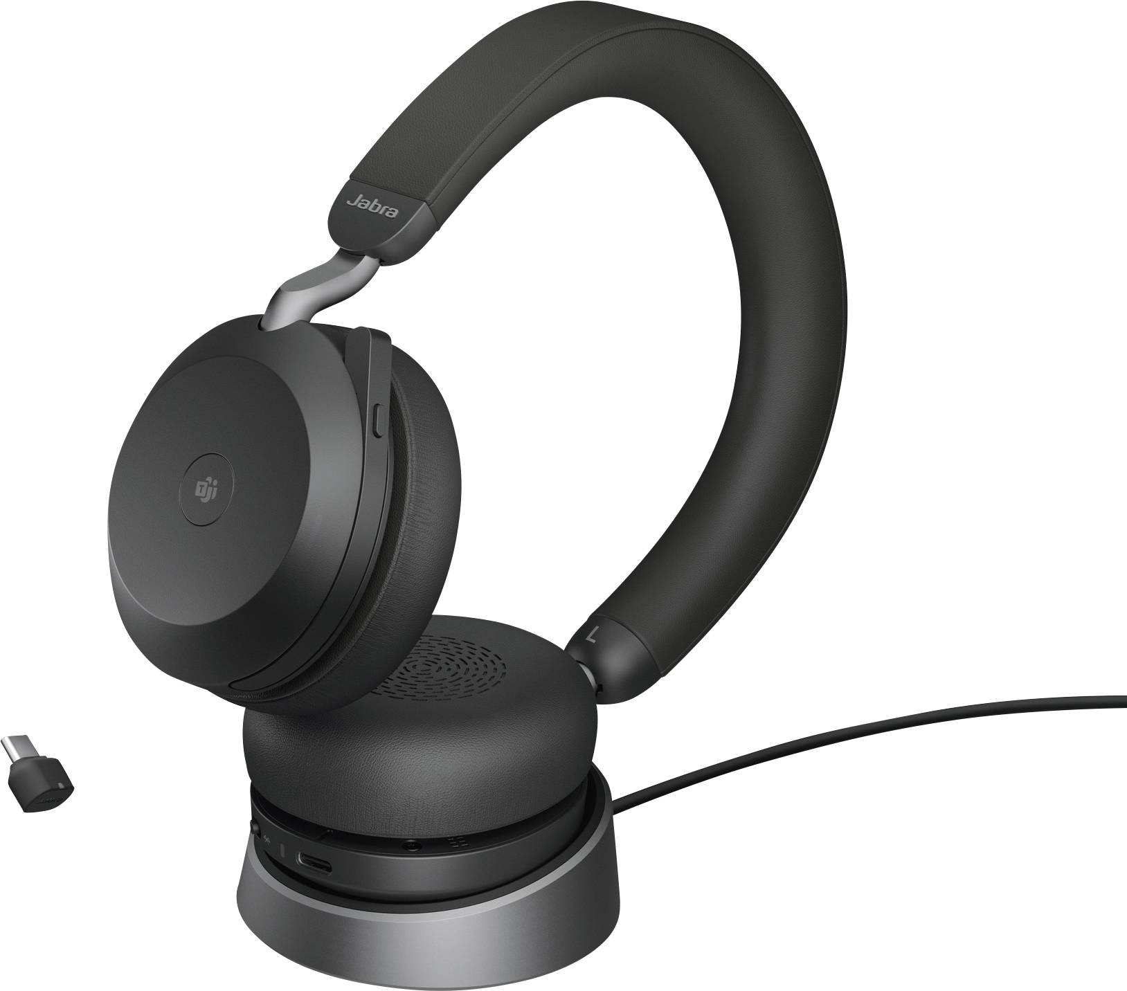 Fekete Jabra fejhallgatók dokkoló állomáson. Egy kisméretű USB-adapter fekszik mellette. Irodai megbeszélésekre alkalmasak.