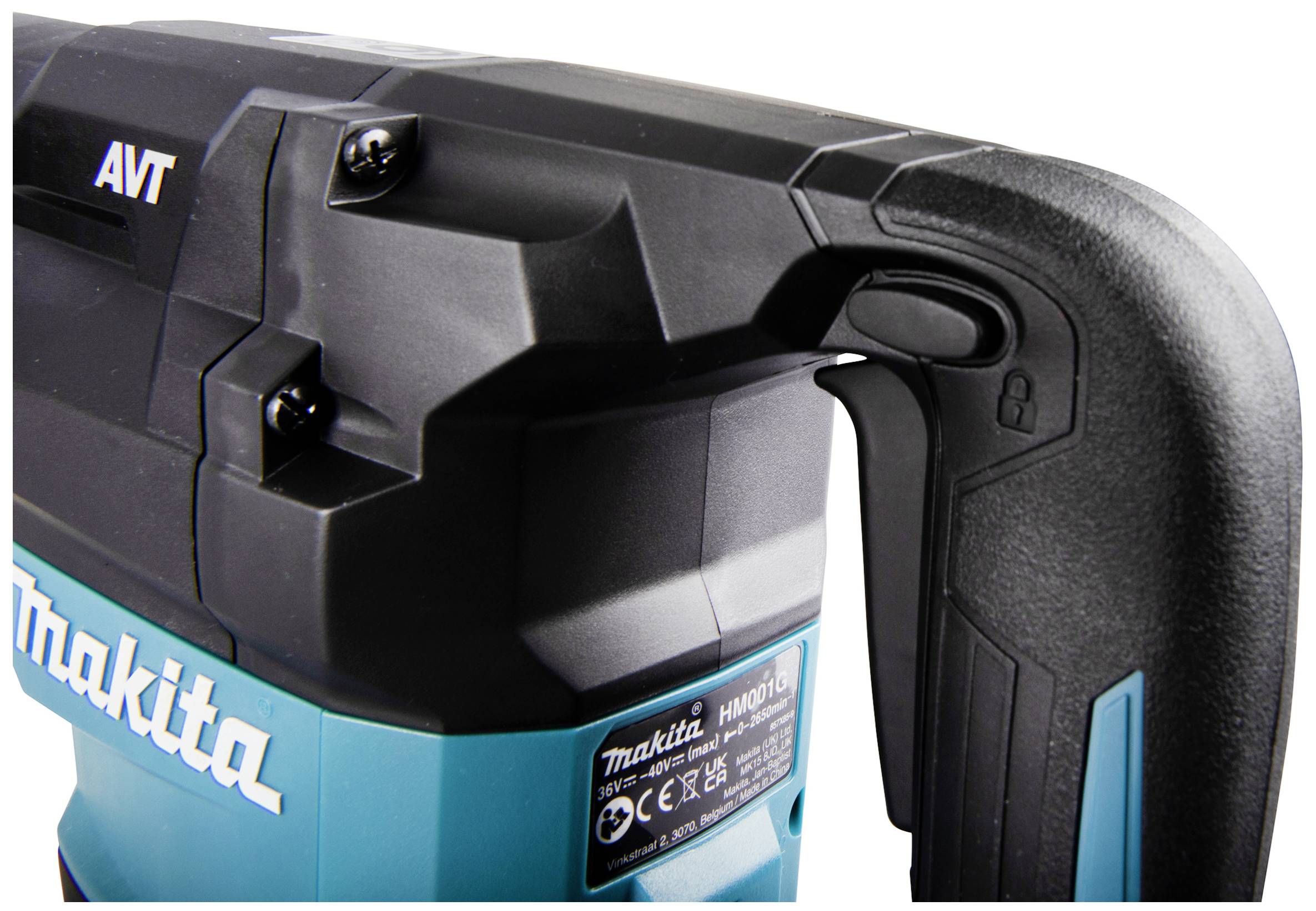Makita elektromos fúrókalapács közeli felvétele, ergonomikus fogantyúval, típusjelöléssel és biztonsági szimbólumokkal a készüléken.