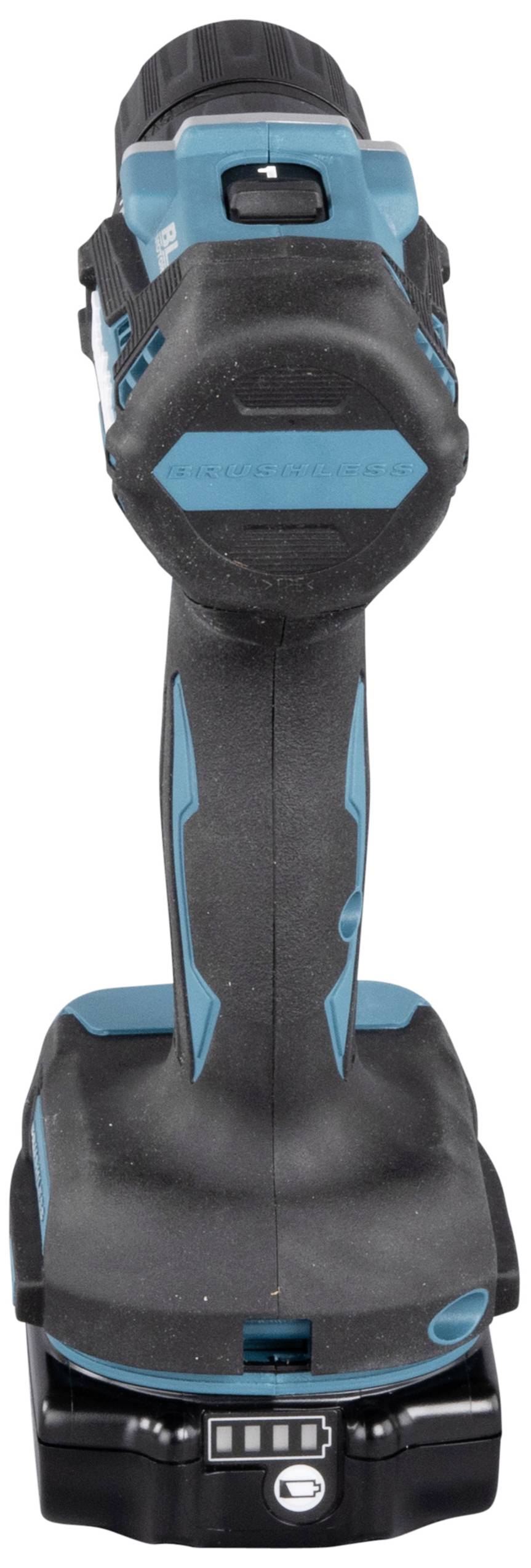 Fekete és kék akkumulátoros csavarozó ergonomikus fogantyúval, hátulnézeti képen. LED-kijelző az akkumulátoron alul.