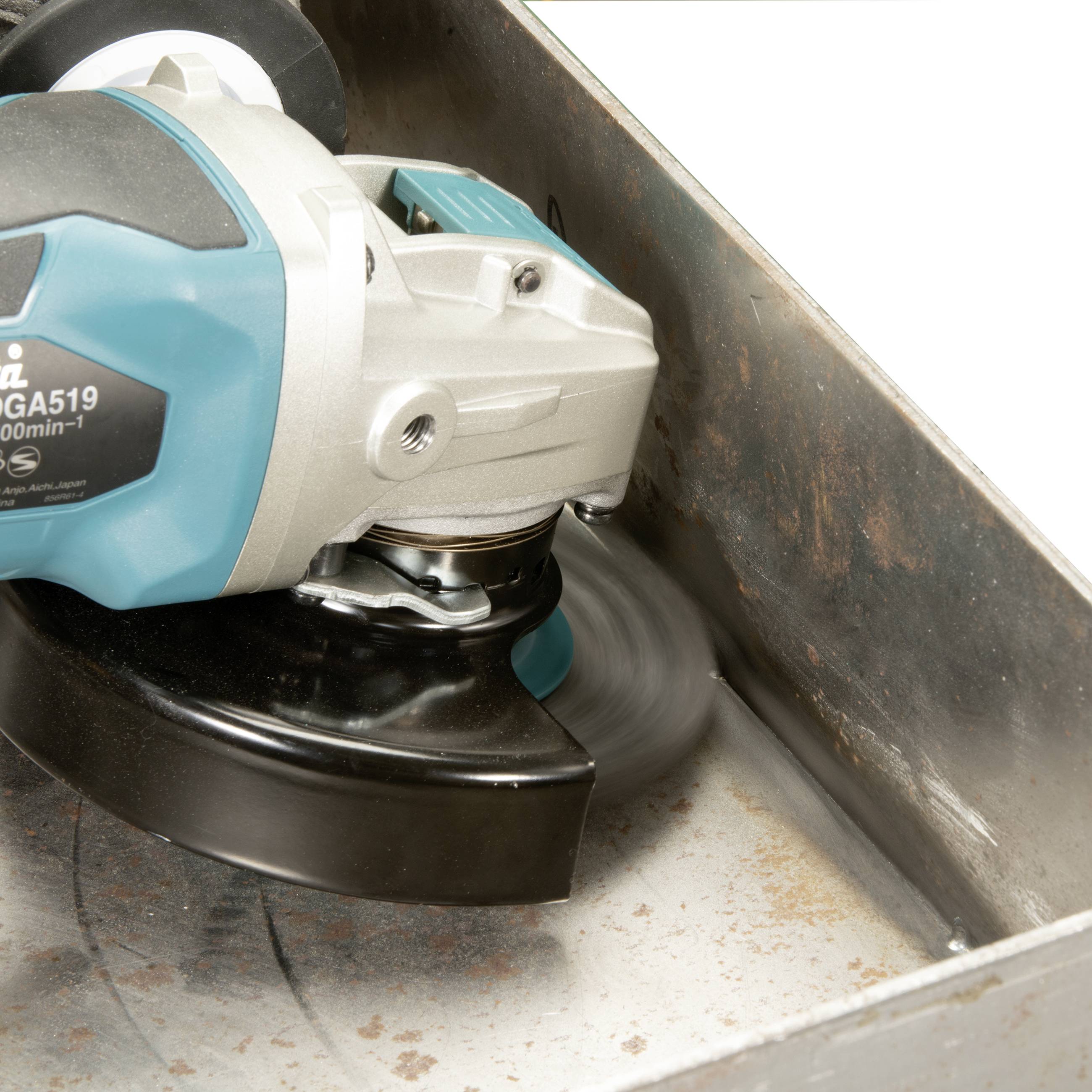 Egy sarokcsisológép egy fémfelület csiszolása közben. Nem repkednek szikrák, a fókusz a mozgásban lévő csiszolókorongon van.