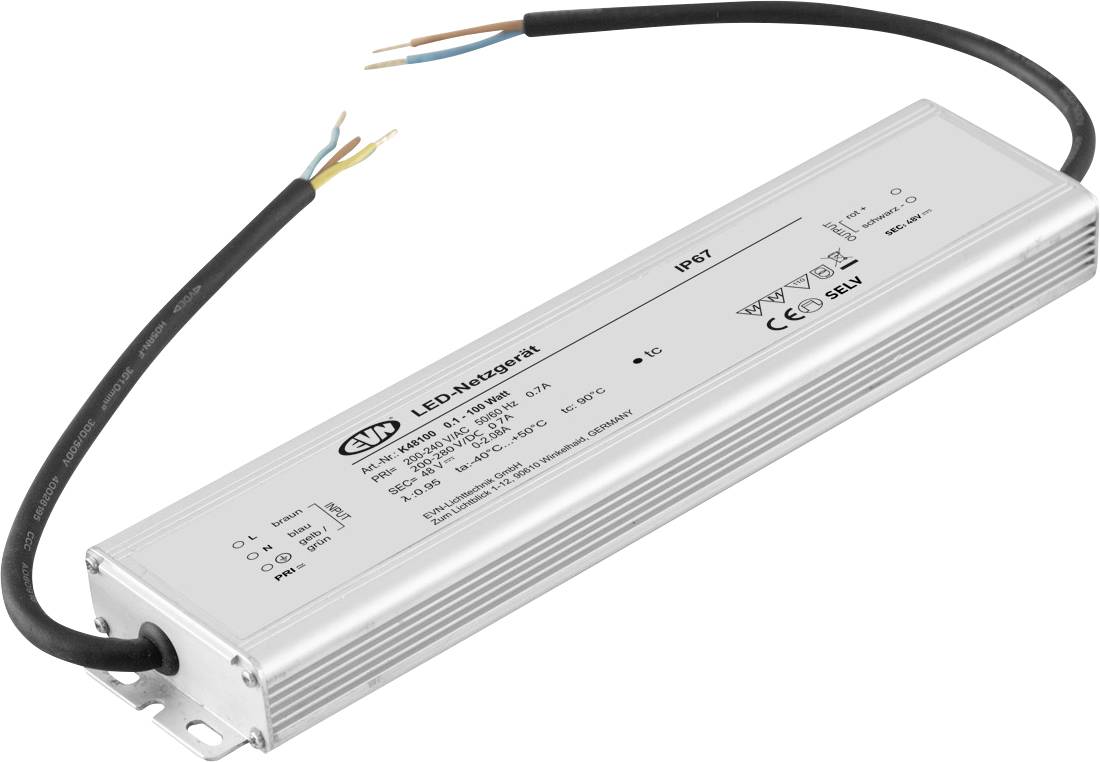 LED meghajtó tápegység fekete bemeneti és kimeneti kábelekkel, fehér háttéren megjelenítve.