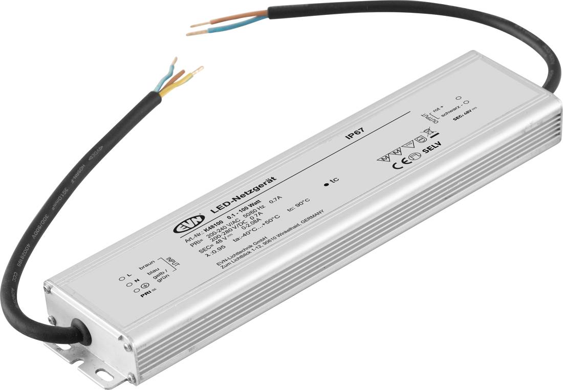 LED meghajtó tápegység fém tokozásban két kitett kábelvéggel, fehér háttéren bemutatva.