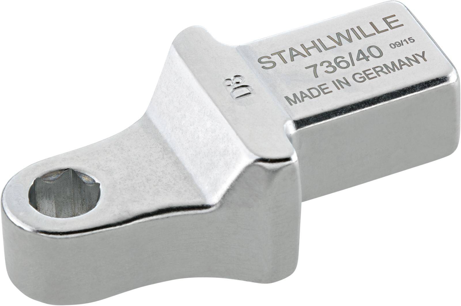 Egy ezüstszínű adapter, amelyre a 'STAHWILLE 736/40 MADE IN GERMANY' gravírozás került, egy szerszámkészletben történő felhasználásra tervezve.